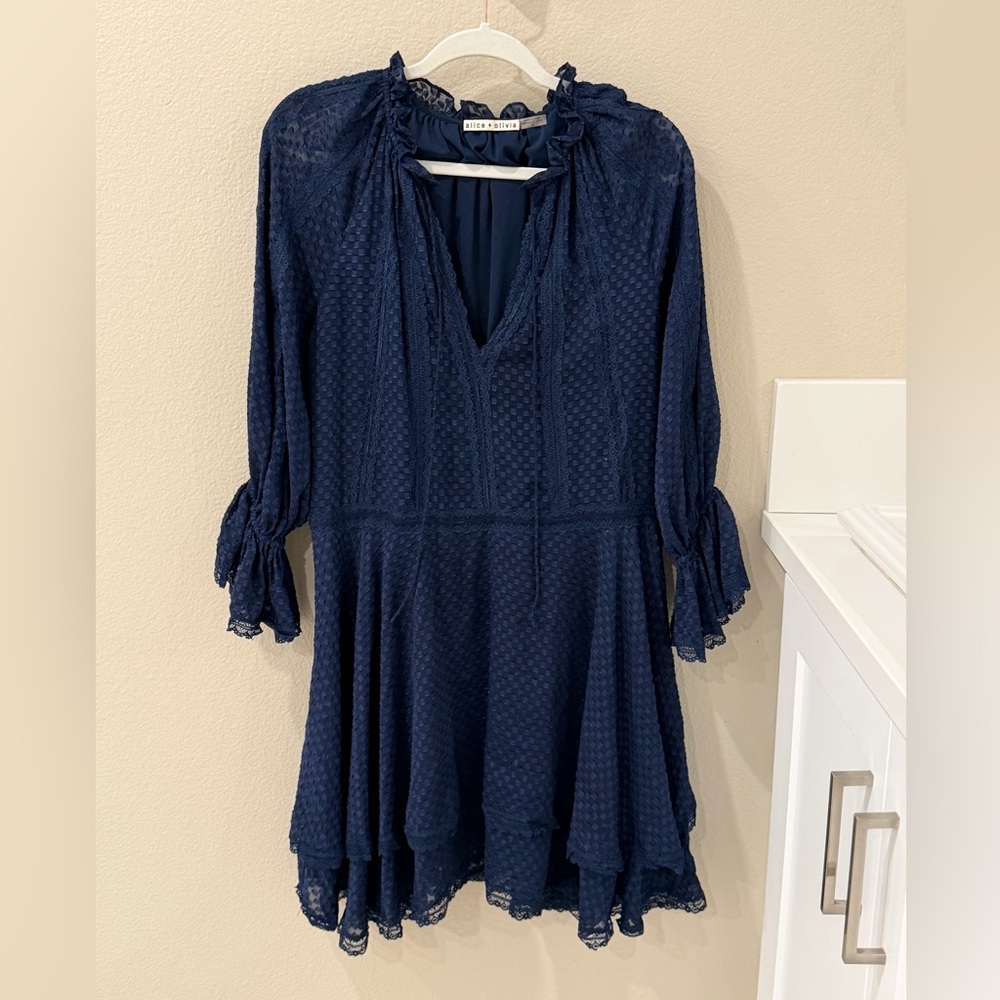 Alice + Olivia Navy Textured V‑Neck Long‑Sleeve Tunic Dress